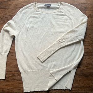 Vince cream colored 100% cashmere crewneck sweater